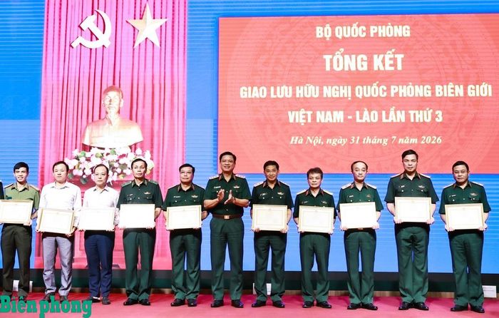 Thừa ủy quyền của Bộ trưởng Bộ Quốc phòng, Thượng tướng Nguyễn Trường Thắng (thứ 6, từ phải sang) trao Bằng khen của Bộ trưởng Bộ Quốc phòng tặng các tập thể có thành tích xuất sắc trong tham mưu, tổ chức và tham gia Giao lưu hữu nghị Quốc phòng biên giới Việt Nam - Lào lần thứ 3. Ảnh: Thanh Xuân
