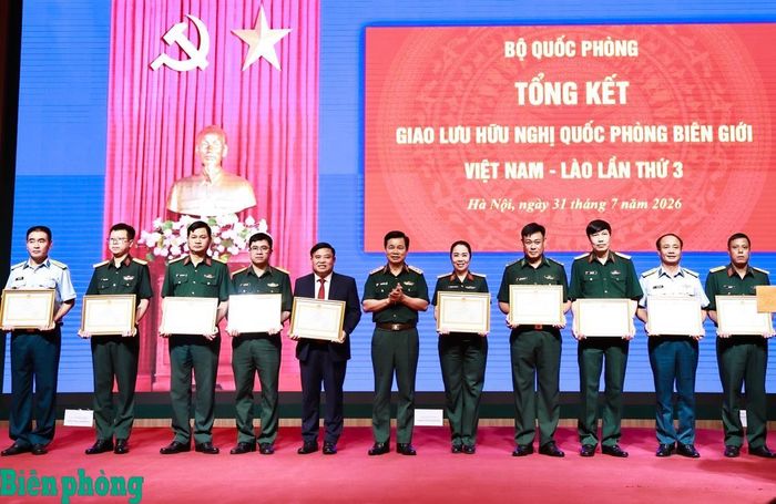 Thừa ủy quyền của Bộ trưởng Bộ Quốc phòng, Thượng tướng Đỗ Xuân Tụng (thứ 6, từ phải sang) trao Bằng khen của Bộ trưởng Bộ Quốc phòng tặng các tập thể có thành tích xuất sắc trong tham mưu, tổ chức và tham gia Giao lưu hữu nghị Quốc phòng biên giới Việt Nam - Lào lần thứ 3. Ảnh: Thanh Xuân