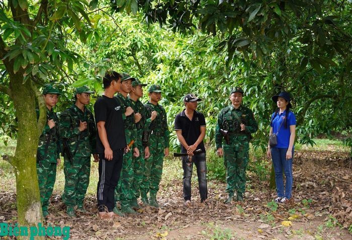 Cán bộ Đồn Biên phòng cửa khẩu Long Bình phối hợp với đoàn viên, thanh niên và nhân dân địa phương tuần tra, bảo vệ an ninh, trật tự tại địa bàn. Ảnh: Tiến Vinh