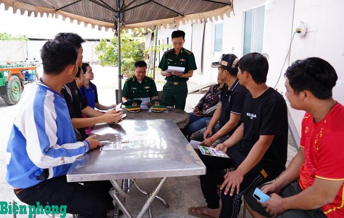 Tổ công tác của Đồn Biên phòng cửa khẩu Long Bình tuyên truyền pháp luật, vận động nhân dân phòng, chống xuất, nhập cảnh trái phép. Ảnh: Tiến Vinh