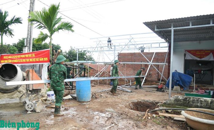Cán bộ, chiến sĩ Bộ đội Biên phòng tỉnh Đắk Lắk chạy đua với thời gian để xây dựng nhà cho ông Phạm Văn Chung. Ảnh: Nguyễn Ngọc Lân