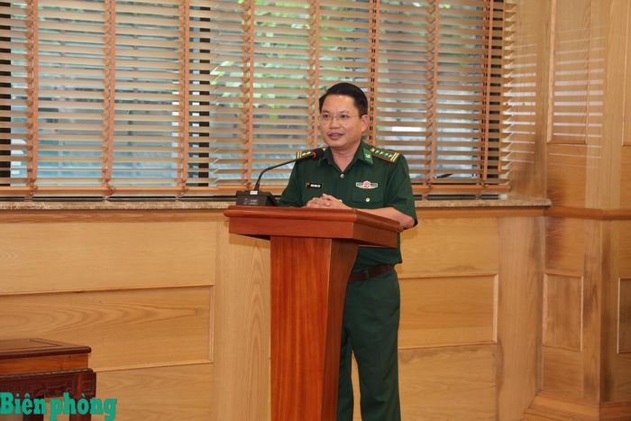 Đại tá Đoàn Ngọc Báu, Phó Chính ủy Bộ Chỉ huy Quân sự tỉnh kiêm Chính ủy Ban Chỉ huy Bộ đội Biên phòng tỉnh Gia Lai thay mặt các học viên báo cáo kết quả học tập tại Học viện Quốc phòng. Ảnh: Xuân Khoa
