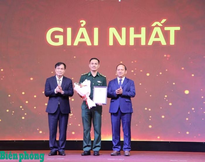 Đồng chí Phan Xuân Thủy, Phó Trưởng ban Tuyên giáo và Dân vận Trung ương và đồng chí Rah Lan Chung, Phó Bí thư Thường trực Tỉnh ủy, Chủ tịch Hội đồng nhân dân tỉnh Gia Lai trao chứng nhận và tặng hoa chúc mừng Thiếu tá Vũ Lý Huỳnh, Chính trị viên Đồn Biên phòng Cửa khẩu cảng Vũng Rô, Ban Chỉ huy Bộ đội Biên phòng tỉnh Đắk Lắk đoạt giải Nhất hội thi khu vực II. Ảnh: BCV