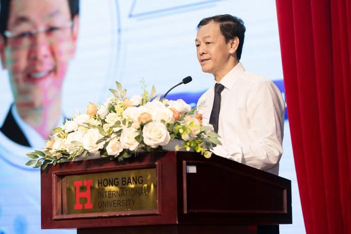 Phó Giáo sư, Tiến sĩ, Bác sĩ Nguyễn Tri Thức - Thứ trưởng Bộ Y tế - phát biểu chỉ đạo tại hội thảo.
