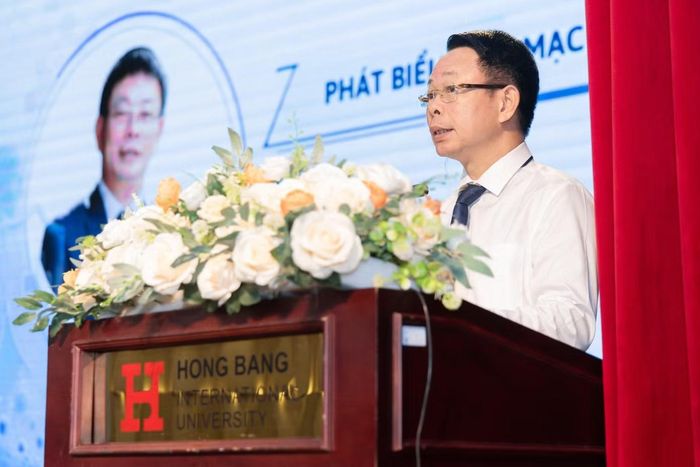Nhà báo Phùng Công Sưởng - Tổng Biên tập Báo Tiền Phong - phát biểu khai mạc.