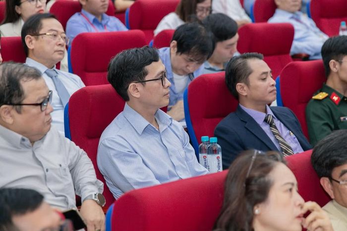 Đại biểu, khách mời chăm chú lắng nghe tham luận.