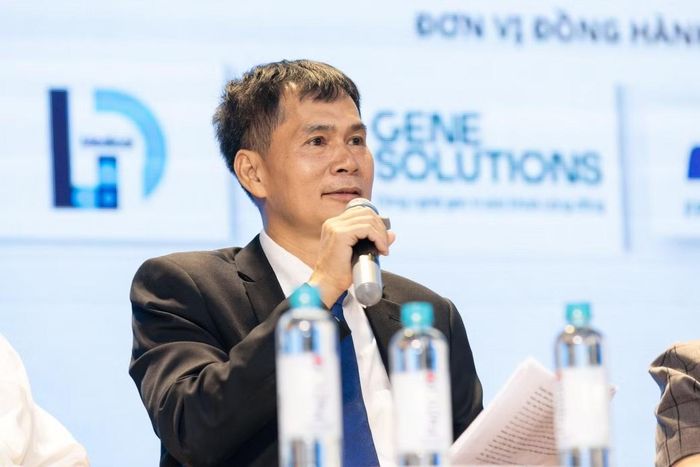 Nhà báo Lý Thành Tâm, Ủy viên Ban Biên tập, Trưởng Ban đại diện báo Tiền Phong tại TPHCM đặt câu hỏi cho các chuyên gia.