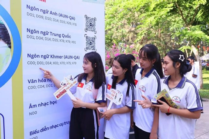 Học sinh tìm hiểu các ngành đào tạo của Đại học Trà Vinh.