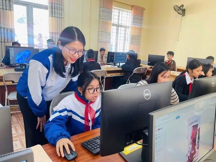 Học sinh được học tập với máy tính từ Đề án “Đom đóm số” do Tỉnh Đoàn Thái Nguyên triển khai