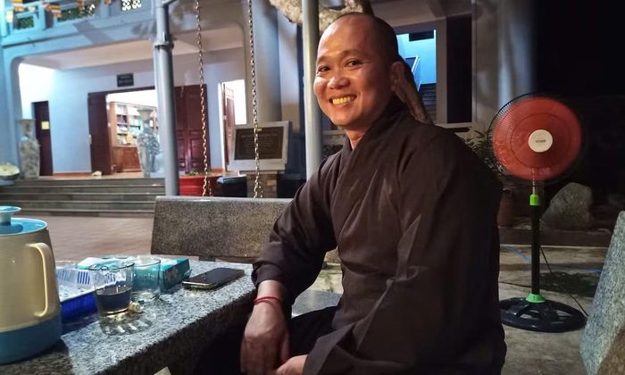 Thầy Thích Nhuận Đạt tại chùa Trường Sa Lớn