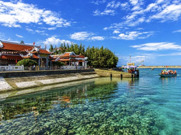 Mái chùa Việt Nam ở Trường Sa