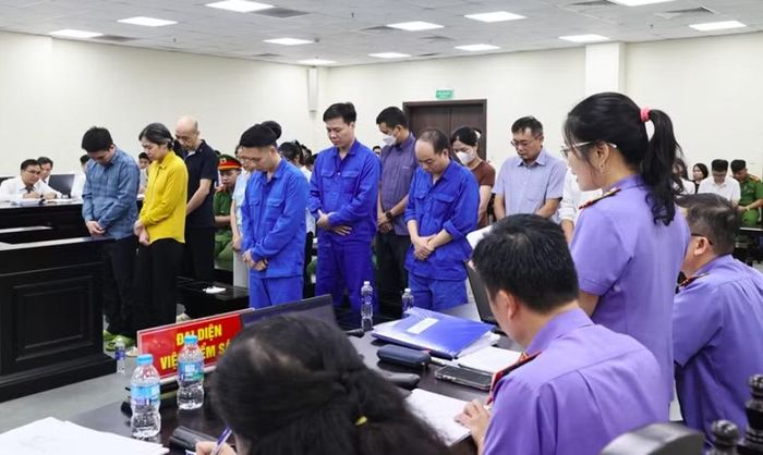 Các bị cáo nghe đại diện Viện Kiểm sát nêu quan điểm luận tội.
