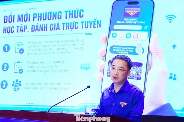 Anh Nguyễn Tường Lâm trình bày chuyên đề tại hội nghị.