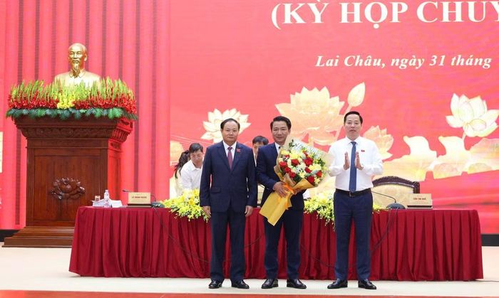  Lãnh đạo tỉnh Lai Châu chúc mừng tân Phó Chủ tịch HĐND tỉnh Lý Công Hậu (đứng giữa) 