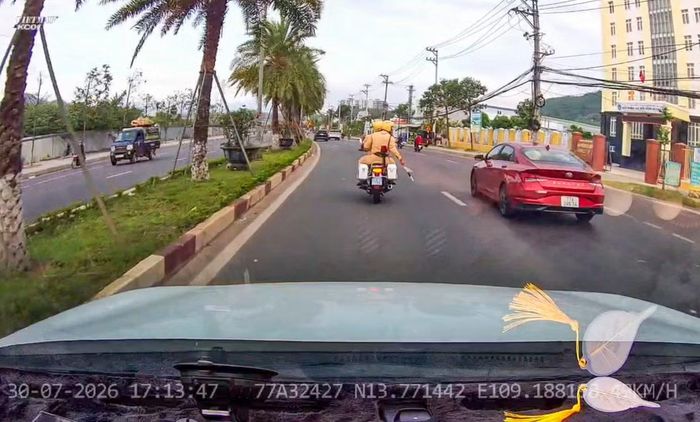 CSGT dùng xe đặc chủng mở đường đưa nạn nhân đến bệnh viện.
