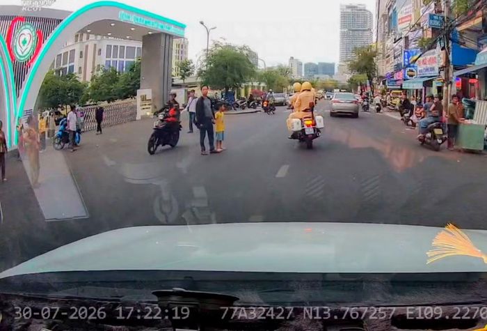 Xe ô tô chở nạn nhân được hỗ trợ đến Bệnh viện Đa khoa trung tâm tỉnh Gia Lai để cấp cứu.
