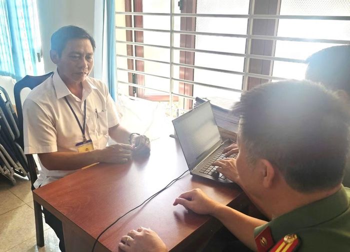 Một bị can liên quan trong vụ án đang làm việc với cơ quan công an. Ảnh: CACC.