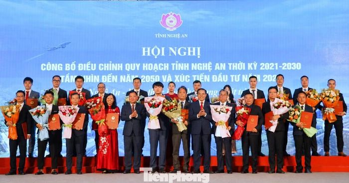 Trao quyết định chấp thuận chủ trương đầu tư, giấy chứng nhận đăng ký đầu tư và biên bản ghi nhớ, thỏa thuận hợp tác đầu tư đối với 25 dự án.