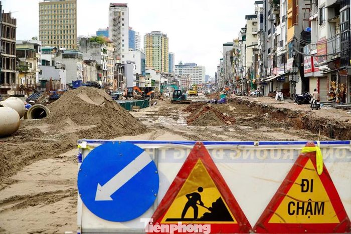 Hệ thống hố ga, cáp và đường ống kỹ thuật dọc tuyến cơ bản đã hoàn thiện, sẵn sàng cho giai đoạn vận hành đồng bộ khi dự án đưa vào khai thác.