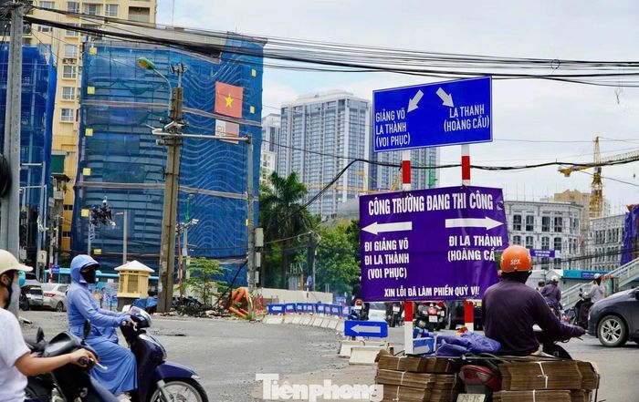 Nhiều mũi thi công vẫn được duy trì tại các nút giao Giảng Võ - Láng Hạ và Nguyễn Chí Thanh nhằm đẩy nhanh tiến độ dự án.