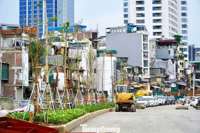 Bên cạnh thi công mặt đường, các hạng mục vỉa hè và cảnh quan cũng được gấp rút hoàn thiện. Dải phân cách từ đền Voi Phục đến dốc Bệnh viện Phụ sản Hà Nội đang được trồng, chăm sóc nhiều loại cây xanh và hoa.