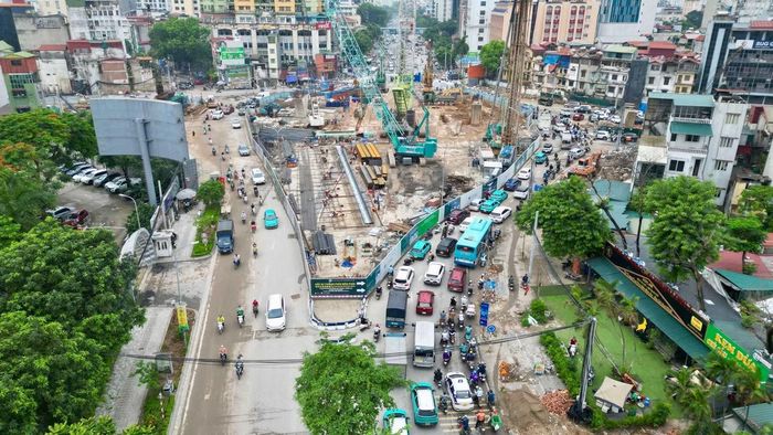 Cầu vượt thứ 2, tại nút giao Nguyễn Chí Thanh, khổ cầu 18m cho 4 làn xe hai chiều, tổng chiều dài cầu 220,7m cũng đang được triển khai thi công.