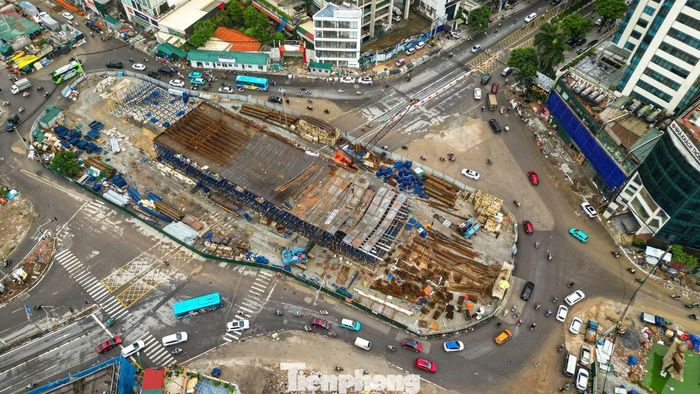 Nhiều hạng mục trên tuyến, từ cầu vượt đến mặt đường, đang được triển khai đồng bộ nhằm bảo đảm tiến độ dự án.