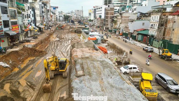 Các nhà thầu huy động tối đa nhân lực, máy móc thi công. Đến nay, dự án đã hoàn thành hơn 40% khối lượng; khoảng 750 m từ nút giao Nguyễn Chí Thanh đến phố Thành Công đã được thảm nhựa trên hơn một nửa bề rộng mặt đường.