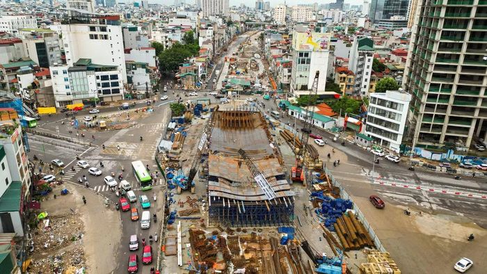 Dự án còn có 2 cầu vượt, trong đó một cầu tại nút giao đường Láng Hạ, rộng 18m cho 4 làn xe hai chiều, tổng chiều dài cầu 250,7m.