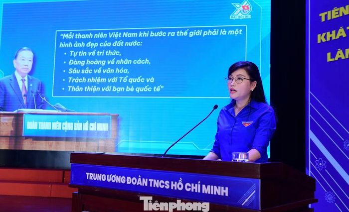 Chị Hồ Hồng Nguyên trình bày chuyên đề tại hội nghị.