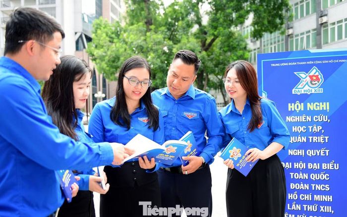 Cán bộ Đoàn học kỹ hơn để hiểu đúng; suy nghĩ sâu hơn để vận dụng đúng; hành động quyết liệt hơn để tạo ra kết quả thực chất. (Trong ảnh, cán bộ Đoàn tham dự hội nghị cùng trao đổi, hỏi - đáp nội dung Nghị quyết). Ảnh: Xuân Tùng