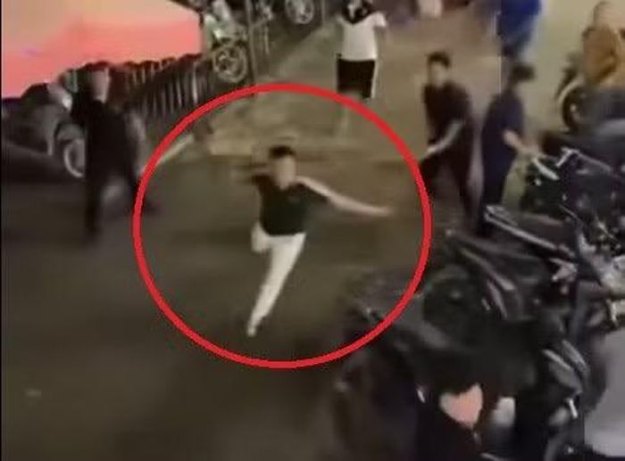 Đối tượng cầm hung khí đuổi chém nhau trên đường. Ảnh cắt từ video.
