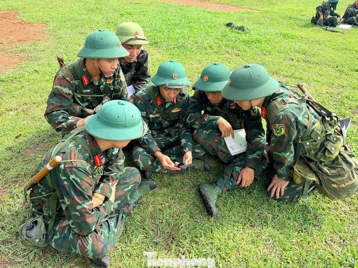 Đoàn viên, thanh niên áo lính tham gia học tập Nghị quyết ngay trên thao trường huấn luyện.