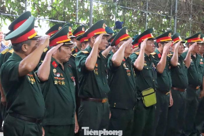 Các cựu chiến binh Ban Liên lạc truyền thống Sư đoàn 320 khu vực Nghệ An - Hà Tĩnh nghiêng mình tiễn biệt người đồng đội đã hy sinh ở tuổi 19.