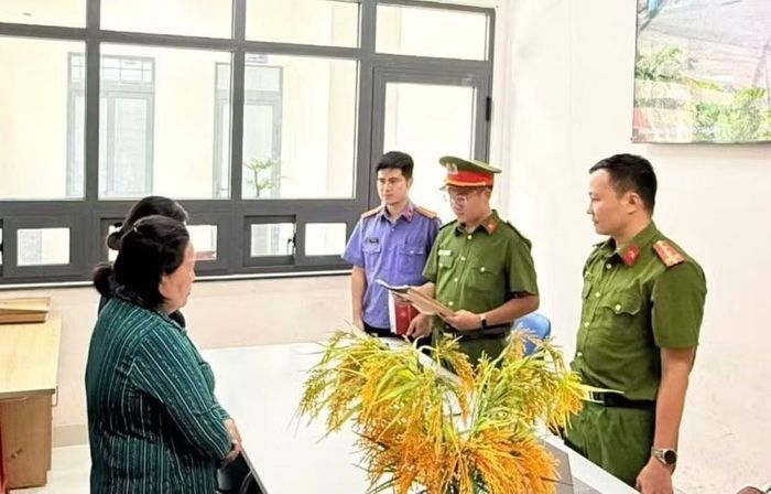Cơ quan tố tụng tống đạt các quyết định tố tụng đối với Thái Thị Thắm và Hồ Thị Tưởng. Ảnh: VKSND tỉnh Đắk Lắk