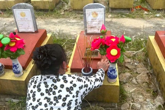 Thân nhân liệt sĩ đến dâng hương phần mộ.