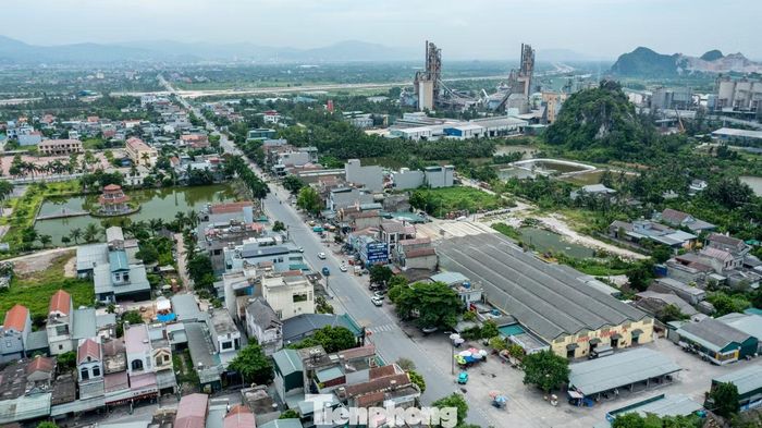 Tuy nhiên, đoạn cuối của QL10 còn khoảng hơn 6 km thuộc địa phận tỉnh Quảng Ninh vẫn chưa được nâng cấp mở rộng. Bà Phạm Thị Huyền, trú phường Yên Tử (tỉnh Quảng Ninh) cho biết, hàng ngày có nhiều phương tiện giao thông đặc biệt là container đi qua tuyến đường này để sang Hải Phòng. Lòng đường nhỏ hẹp, lượng người và phương tiện tham gia giao thông lớn, gây ùn ứ vào giờ cao điểm, tiềm ẩn nguy cơ tai nạn giao thông.