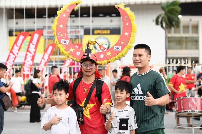 Đội tuyển Việt Nam bước vào trận đấu với Singapore cùng nhiều lợi thế. Sau chiến thắng 7-0 trước Timor Leste, đoàn quân của HLV Kim Sang-sik có thêm thời gian nghỉ ngơi do không phải thi đấu ở lượt trận thứ hai. Trong khi đó, Singapore vừa trải qua hai trận liên tiếp và phải di chuyển sang Hà Nội.