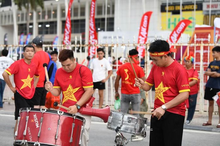 Đây cũng là lần hiếm hoi đội tuyển Việt Nam trở lại thi đấu trên sân Mỹ Đình sau quãng thời gian dài phải chọn các địa điểm khác để tổ chức những trận đấu quốc tế.