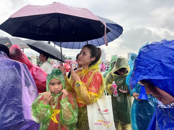 Nhiều gia đình đưa con nhỏ đến sân, các nhóm cổ động viên mang theo cờ lớn, băng rôn, trống và kèn, tạo nên bầu không khí lễ hội ngay từ bên ngoài sân.