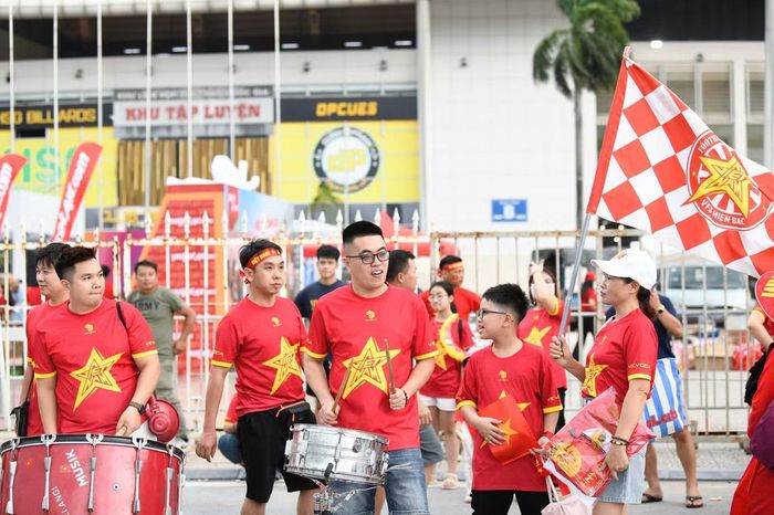 Khi thời điểm diễn ra trận đấu tiến đến gần, cơn mưa cũng dần ngớt. Xung quanh sân Mỹ Đình, sắc đỏ của hàng vạn người hâm mộ vẫn rực sáng, sẵn sàng tiếp thêm sức mạnh để đội tuyển Việt Nam hướng tới một chiến thắng quan trọng trước Singapore.