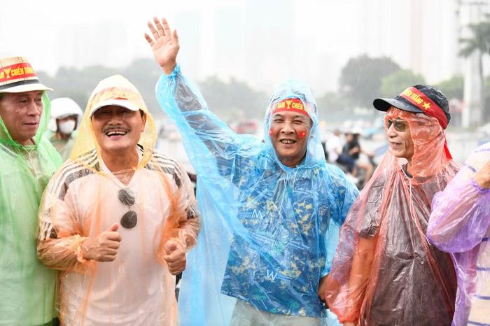 Dù thời tiết không thuận lợi, ai cũng kỳ vọng đội tuyển Việt Nam sẽ tiếp tục màn trình diễn bùng nổ như trận thắng Timor Leste 7-0 ở ngày ra quân.