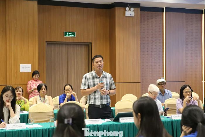GS. Giang Thanh Long cho rằng trách nhiệm chăm sóc con cái và người cao tuổi trong gia đình vẫn đang dồn lên vai phụ nữ.