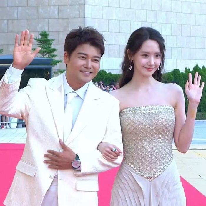 YoonA (SNSD) và Jun Hyun Moo trở lại lễ trao giải với vai trò dẫn chương trình. Đây là năm thứ 5 liên tiếp bộ đôi này được tín nhiệm giao cho đảm nhận vị trí MC của Blue Dragon Series Awards kể từ khi lễ trao giải ra mắt vào năm 2022.