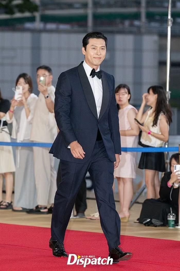 Hyun Bin khoe vẻ điển trai, lịch lãm trong bộ vest đen. Anh được đề cử ở hạng mục Nam diễn viên chính xuất sắc nhất cho vai diễn trong Made in Korea. Ngoài ra, tác phẩm của Disney+ cũng là cái tên tranh giải Phim hay nhất.