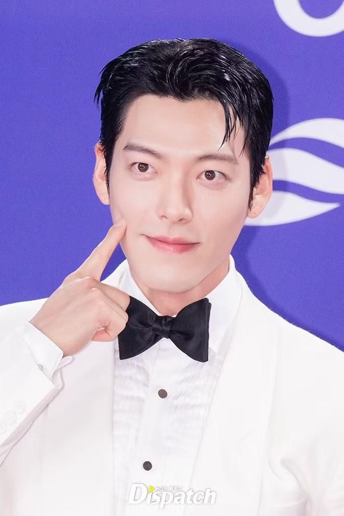 Kim Woo Bin giống như bạch mã hoàng tử khi xuất hiện trong bộ vest trắng, kết hợp nơ đen. Anh cũng được đề cử ở hạng mục dành cho nam chính với vai diễn thần đèn trong Genie, Make a Wish.