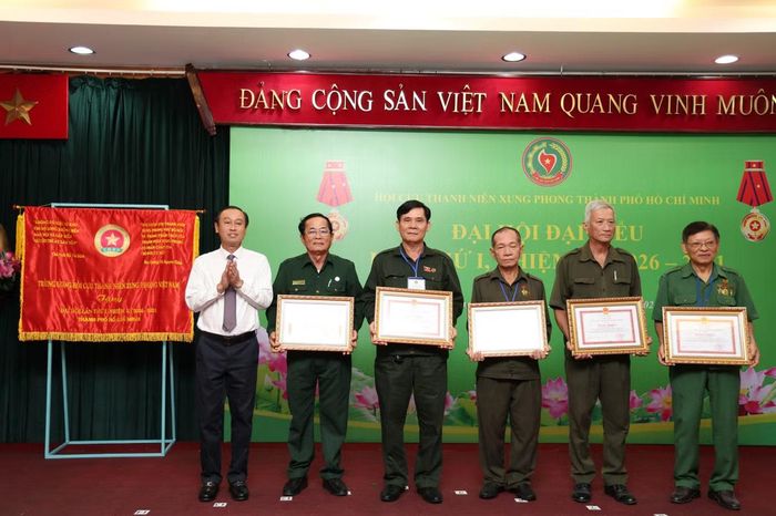  Dịp này, Trung ương Hội Cựu TNXP Việt Nam, UBND TPHCM đã tặng bằng khen, kỷ niệm chương... cho các tập thể, cá nhân có nhiều đóng góp cho công tác Hội nhiệm kỳ qua. Ảnh: Ngô Tùng. 