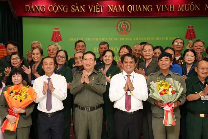 Ông Vũ Trọng Kim cùng lãnh đạo TPHCM chúc mừng tập thể Ban Chấp hành Hội Cựu TNXP TPHCM khóa I. Ông Trần Phương Tín (thứ 2 từ phải qua, hàng đầu) được tín nhiệm giữ chức Chủ tịch.