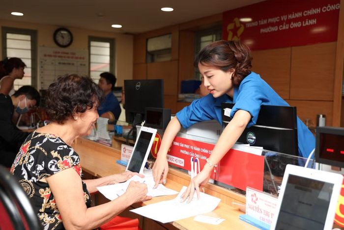 Cán bộ tại Trung tâm Phục vụ hành chính công phường Cầu Ông Lãnh, TPHCM giải quyết TTHC cho người dân, tháng 6/2026. Ảnh: Ngô Tùng.