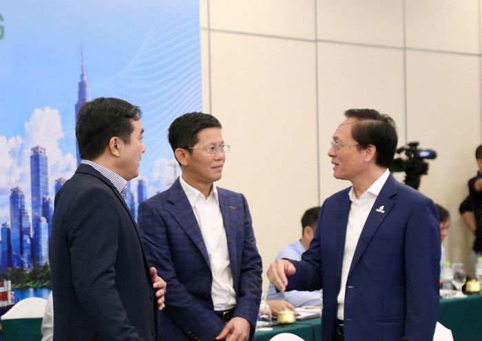 Các đại biểu thảo luận tại tọa đàm.